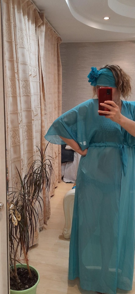 Цвет голубой тиффани на самом деле грязно голубой( тусклый) , но хотя на фото смотрится не плохо. Размер подошел, ни где ни чего не торчит( нитки)