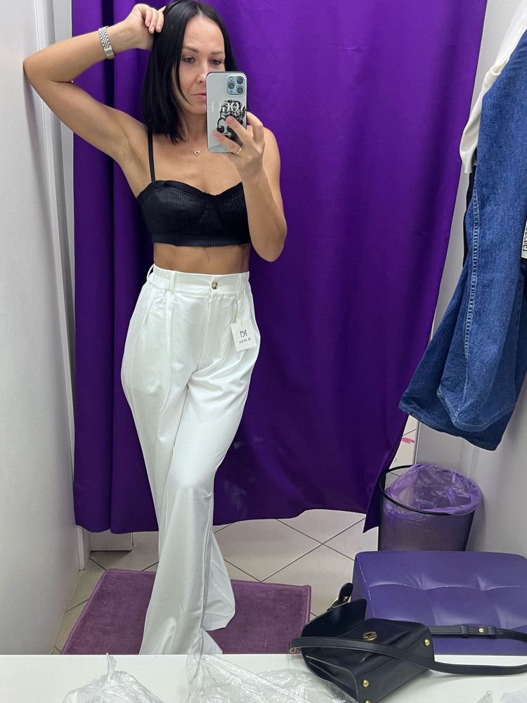 Красивый топ)Мне для него груди не хватает,но выкупила)Нитки,как я поняла,это не брак ,а так и должно быть)На мне размер 42,но обычный мой размер 40,так что думаю,что на размер он  маломерит