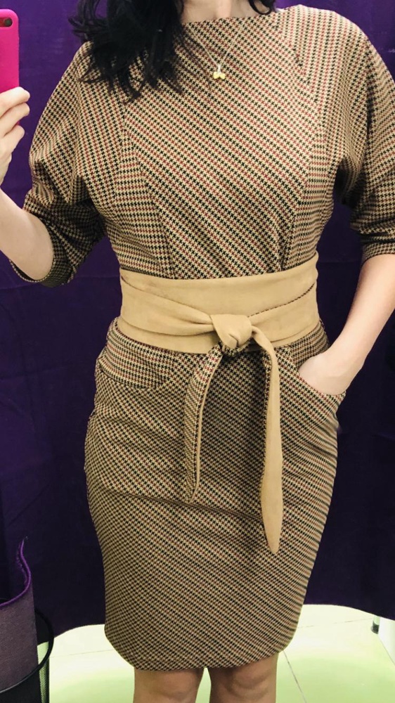 Просьба не снимать %выкупа!!!!! Возврат, так как цвет отличается от фотографии!!!! Так платье смотрится и сидит отлично!