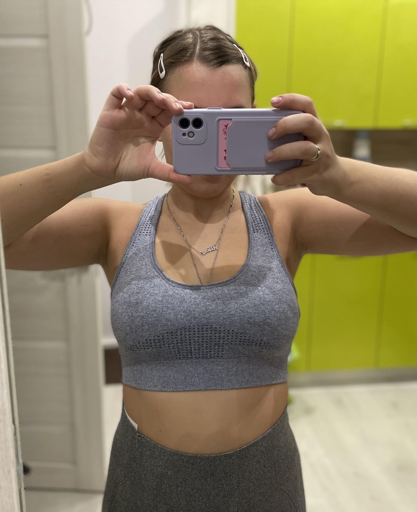 Топ отличный! Очень комфортный) на ОГ 96 взяла размер L, сел идеально) 