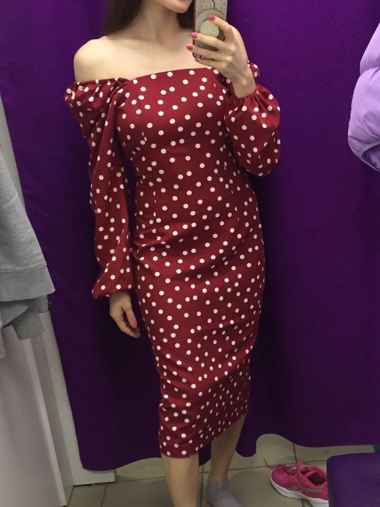 Платье классное . Очень эффектное и дорого смотрится . 