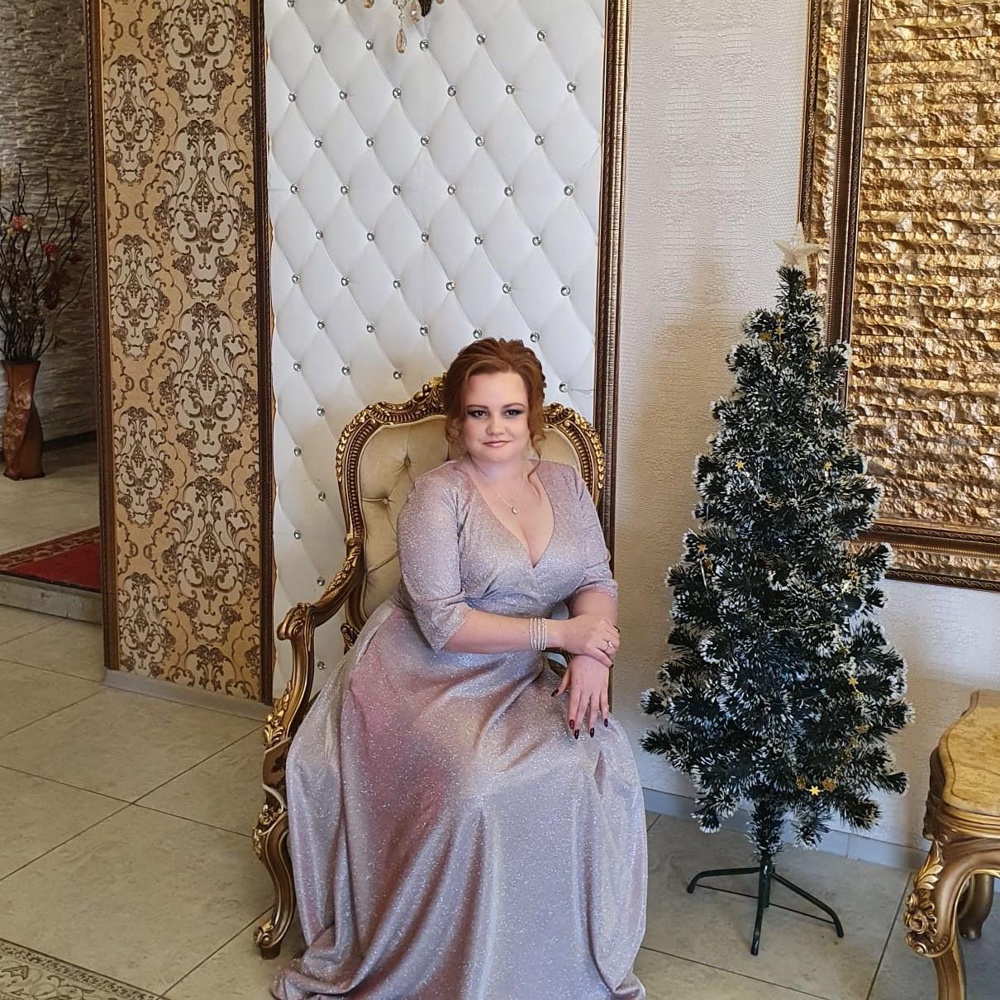 Платье шикарное! Просто супер! Чувствовала себя королевой, несмотря на мой размер. Очень эффектное. Сыпется сильно, в блёстках была не только я, но и мой муж. Но это не такой огромный минус для меня, если учесть все плюсы этого великолепия! Идёт в размер. Цвет  серебристый с розовым отливом, но очень красивое! Обрезала длину, примерно, 6 см