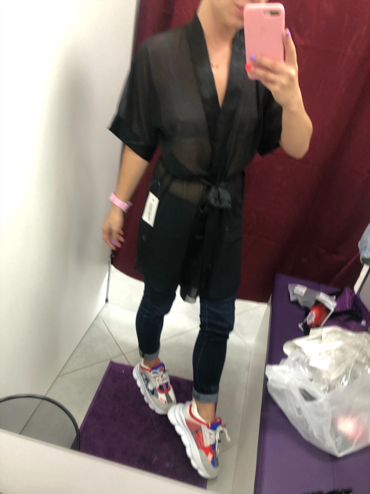 За такие деньги , просто чудесный халатик)), можно сказать даром отдают)) нитки нигде не торчат. Выглядит аккуратненько как на фото)) 