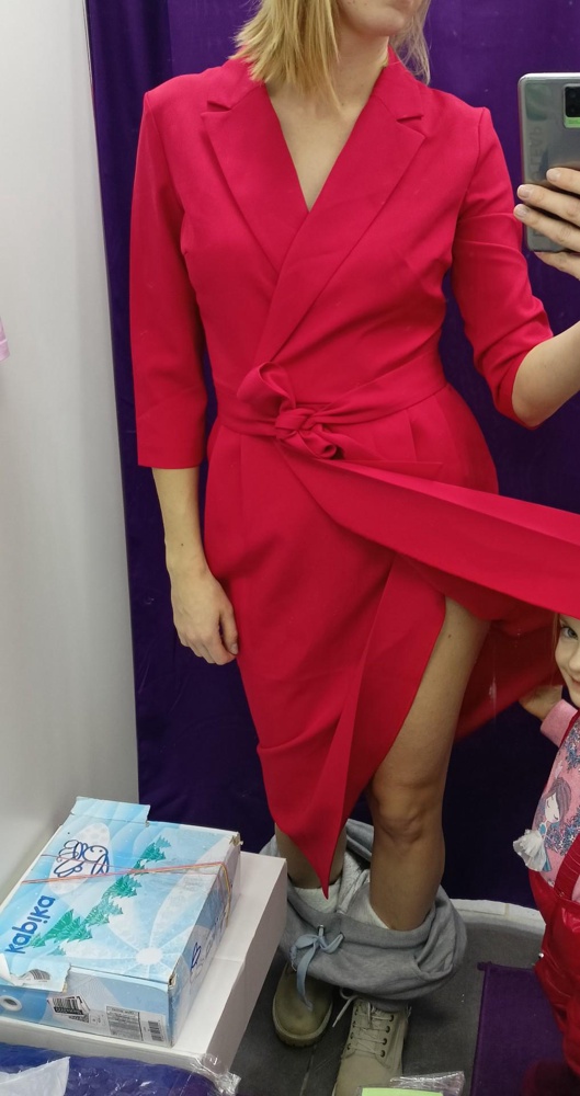 Рост 176, размер 44, слегка располнела, поэтому искала платье, прячущее живот и бока. Это платье справилось отлично. Пара праздничных аксессуаров и пойду в нем на корпоратив . На маленькую грудь село вполне прилично. И на рост хорошо, длина скромная, разрез хороший:)
Приложу фото синего цвета, размер м, оказалось велико.