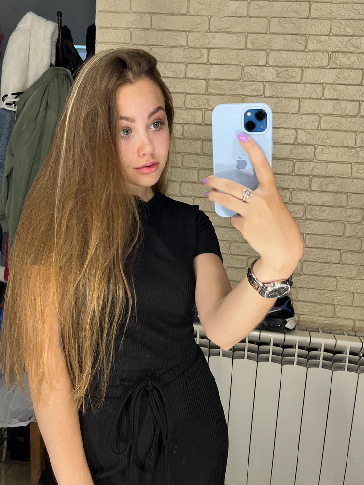 Хороший костюмчик, качество неплохое, чуть жарковато, ну это лето понятное дело, и штаны оказались длинноваты, но я так и думала, немножко надо подшить, ну пока хожу в высокой обуви и всё супер!👍🏻