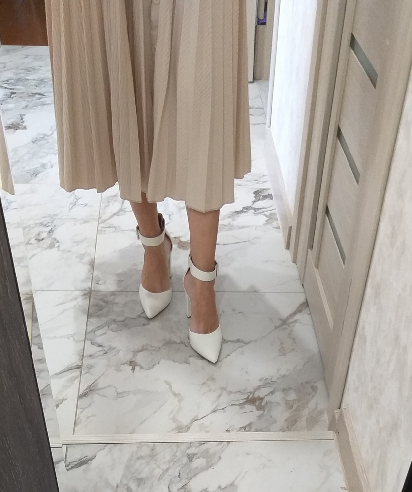 Замечательные туфли! Оправдали все ожидания!!!
Размер 38, соответствует. 
Туфли пришли новые, в идеале, без нареканий.
На ноге смотрятся очень элегантно, устойчивые,  довольно удобные!
Взяла за 3070 р, стоят своих денег!