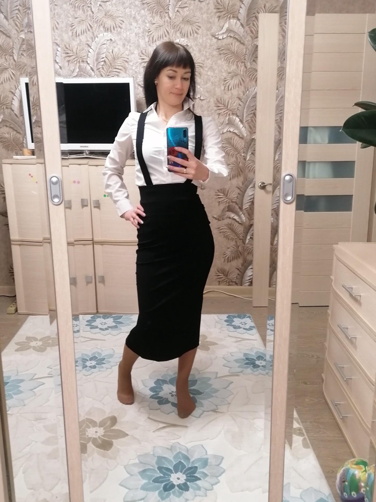 Девочки, юбка классная, качественная. Но, при заказе, крайне внимательно смотрите на размерную сетку, ориентируйтесь по талии!!! Тк утяжка приходится на неё. 
Пришлось перезаказывать с 42 на 44,  тк смотрела ОБ. 
Фото прилагаю. Рост 165 см.