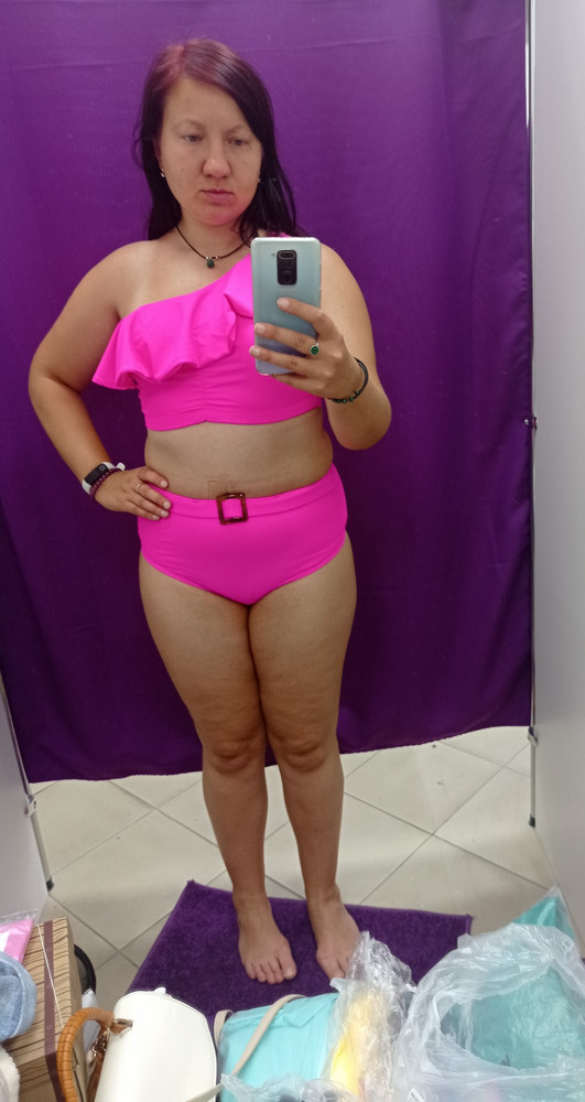 Заказала купальник м, пришел верх м, а низ s, пришлось перезаказать сразу два размера. Мой размер сейчас 46, рост 165, вес 75. Цвет очень яркий, как на фото, в целом не плохо. Прошу не вычитать процент выкупа.