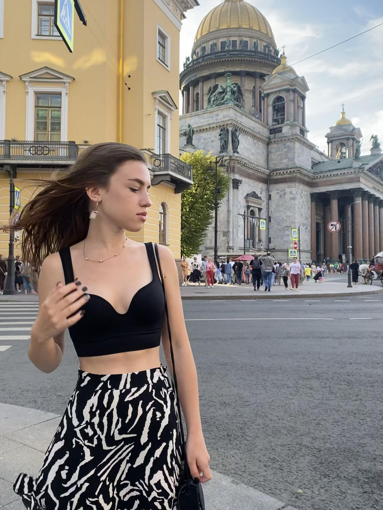 Мне очень нравится данная юбка!! Идеально подчеркивает талию. На мой низкий рост 158 села хорошо