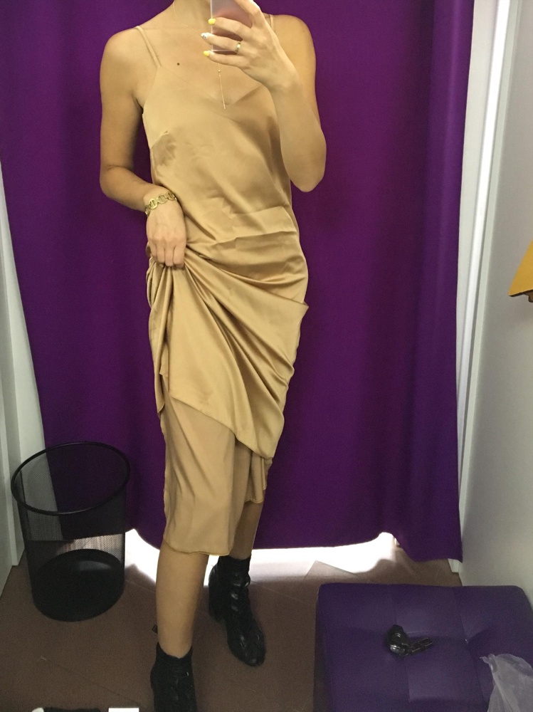 Платье супер, взяла в двух цветах - чёрный и кофейный. Подклад из такой же ткани, как и само платье, по всей длине. На фото ещё бежевый цвет, очень красивый, но для меня бледноват.