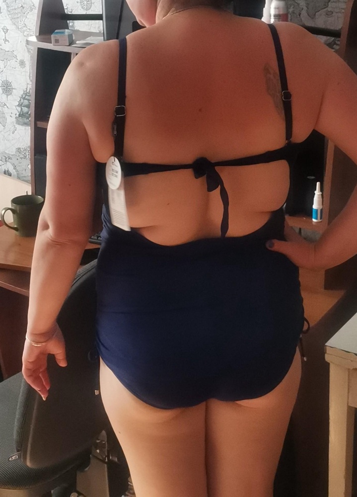 Красивый купальник, стройнит.