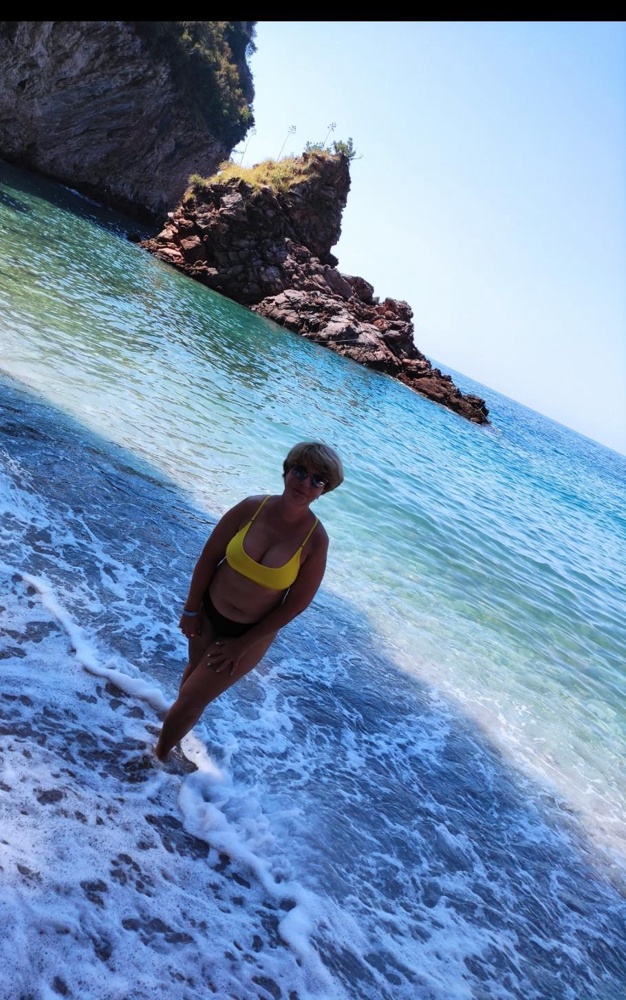 Очень эффектный лиф, в сочетании с черными плавками вообще отлично, хорошо держит грудь,  можно кувыркаться в море и не бояться что на берег выбросит уже без него)