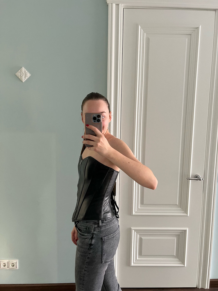 По размеру подошёл S, выглядит очень здорово!Лайк)