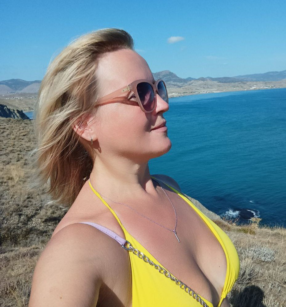 Цвет яркий!! На 48р подошёл 46р.Из всех купальников оставила именно его!!