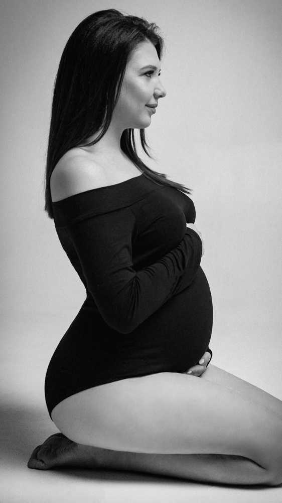 Пришел на размер больше но ничего даже лучше, на фотосессию для беременных самое то.