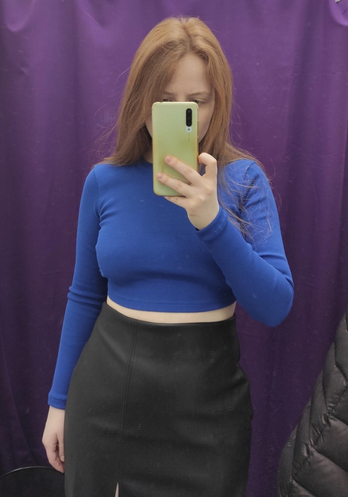 Разочаровалась! Афигенная кофта, но качество ужасное: везде торчат нитки и дырки на рукавах, испачкана с внутренней стороны чем-то белым. Плюс ленточки гораздо короче чем на модели. Может быть перезакажу, но пока сильно расстроена - прям ждала когда кофта появится в продаже.