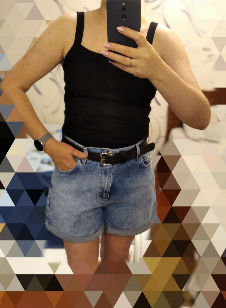 За такую цену просто шикарная майка, швы ровные, нитки не торчат, на мой 48 взяла 46-48 размер, идеально, тянется, можно заправить в шорты или джинсы! К покупке однозначно рекомендую!!!