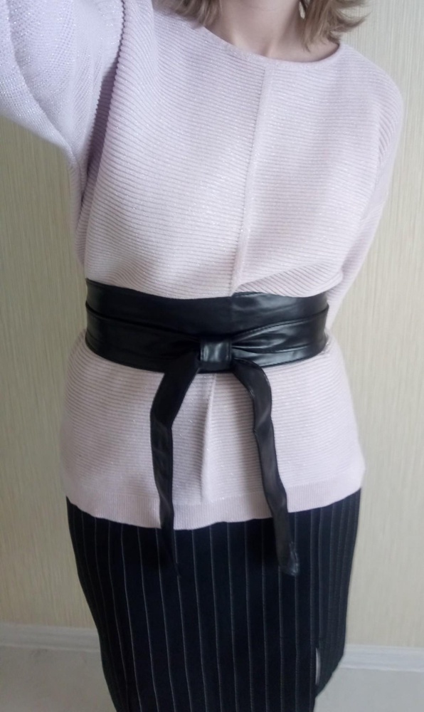 Заказывала несколько, выбрала именно его, мне понравилось, что он узкий на спине, плотный, в два слоя, и глянцевость не пошлая