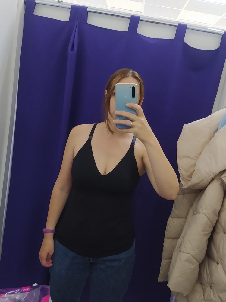 Майка действительно очень маломерит, на свой 46-48 размер заказывала   XL, сидит довольно плотно, грудь держит хорошо, но не понравился дизайн спинки, близко расположены лямки, очень расширяют спину, некрасиво.