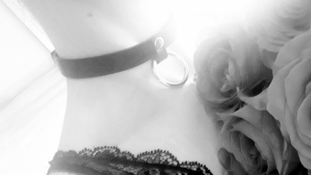 Очень мягкий и удобный. Практически не ощущается на шее! Кайфую от него