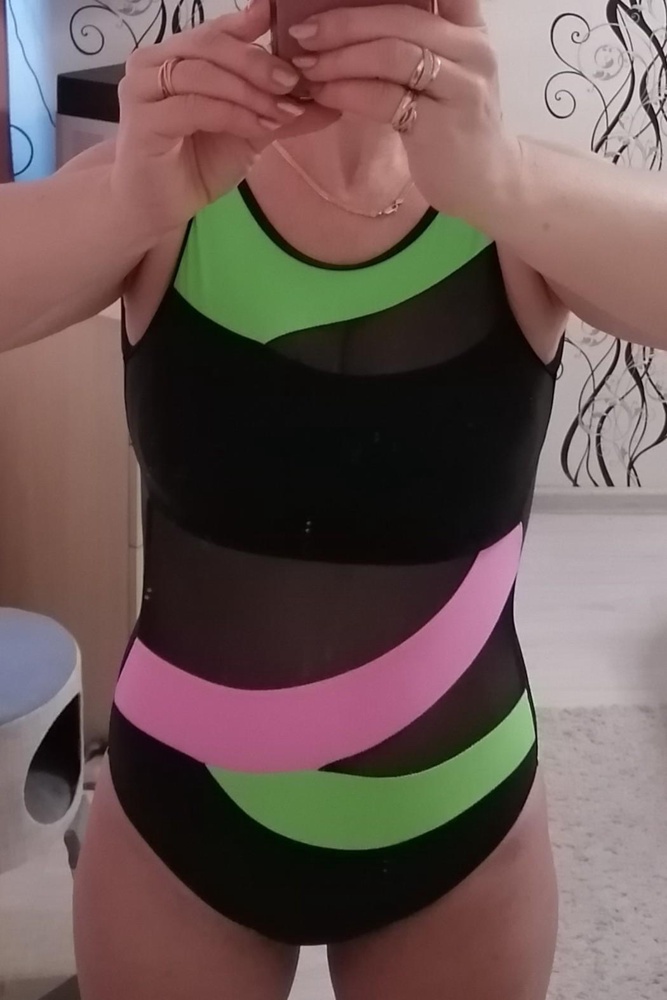 Пришёл быстро. Нитки не торчат. На мой 46 сел хорошо, немного впритык. Но за счёт этого, утянулся живот и в воде не будут соскакивать лямки. Скрывает недостатки. За такую цену не выглядит дешёвым. Универсальный классический крой. Отличный спортивный купальник. Покупкой довольна.