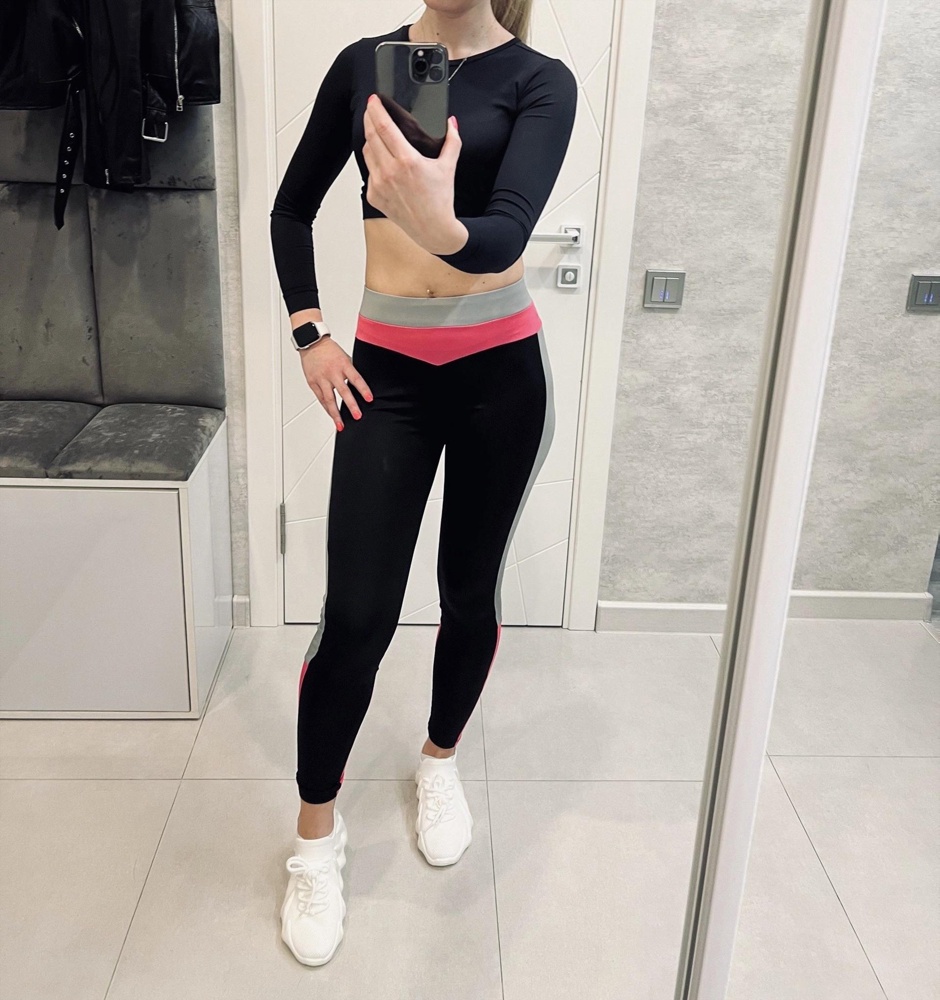 Хороший костюм,стильно смотрится,не особо плотный,но и не просвечивается .Больше брала из-за лосин ,топ тоже ни че такой.