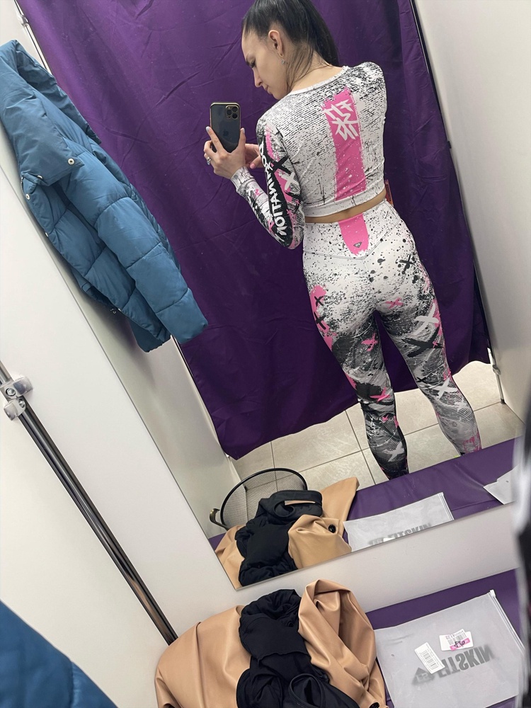 Отличные тайтсы , не просвечивают , тянуться, покупкой довольна 🥰