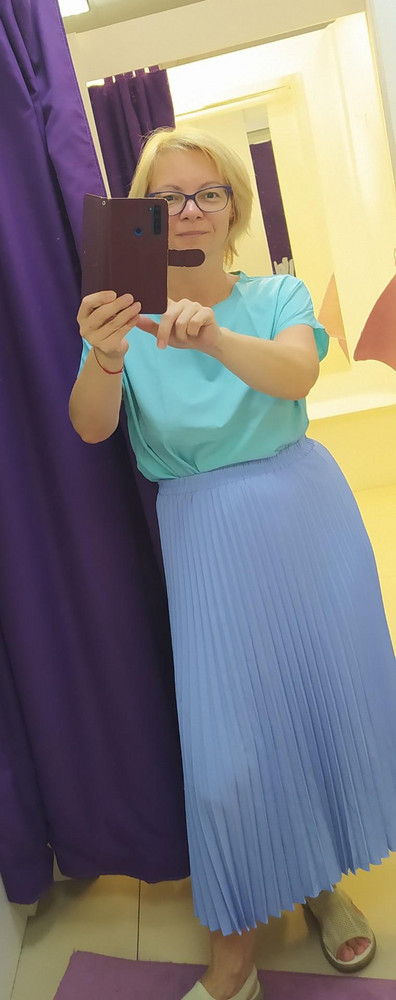 Лёгкая, не просвечивает. Снизу чёрный бюст. На жару в офис самое то.