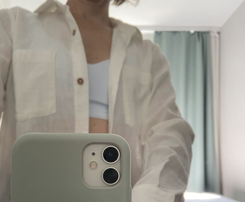 Снижаю звезду за то, что бюстгальтер не белый, как обещано в карточке товара. Он светло-голубой. Надеялась, что под льняной белой рубашкой будет смотреться как белый, но нет - голубой ) Оставила потому, что очень комфортный, беру уже второй, и потихоньку заменяю свои классические бюстгальтеры на эти. Ну, нереально удобные. На 75B беру S. 