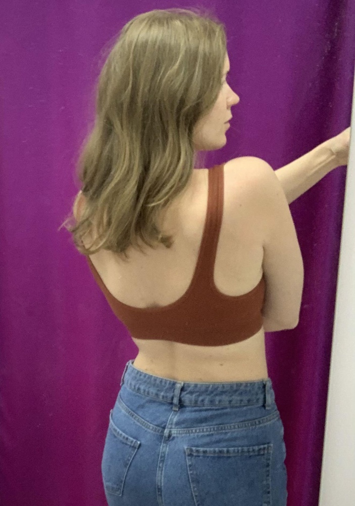 За эту цену отлично. Без нареканий. Размер соответствует заявленным сантиметрам в описании. Достаточно эластичный, мягкий, удобный. Чашечки съёмные. 