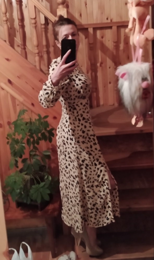 Платье клёвое, заказала в двух цветах, не могу выбрать между кофейным и кремовым. На мой рост 160 см смотрится не плохо.