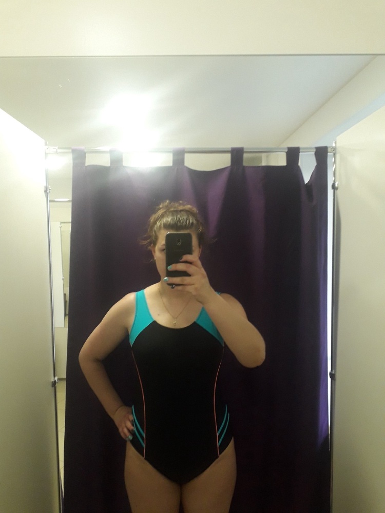 Купальник классный, да еще и за такие деньги. Ткань плотная, тянется хорошо, но на свой рост 175 взяла на размер больше 2ХL, сел отлично. Рекомендую.