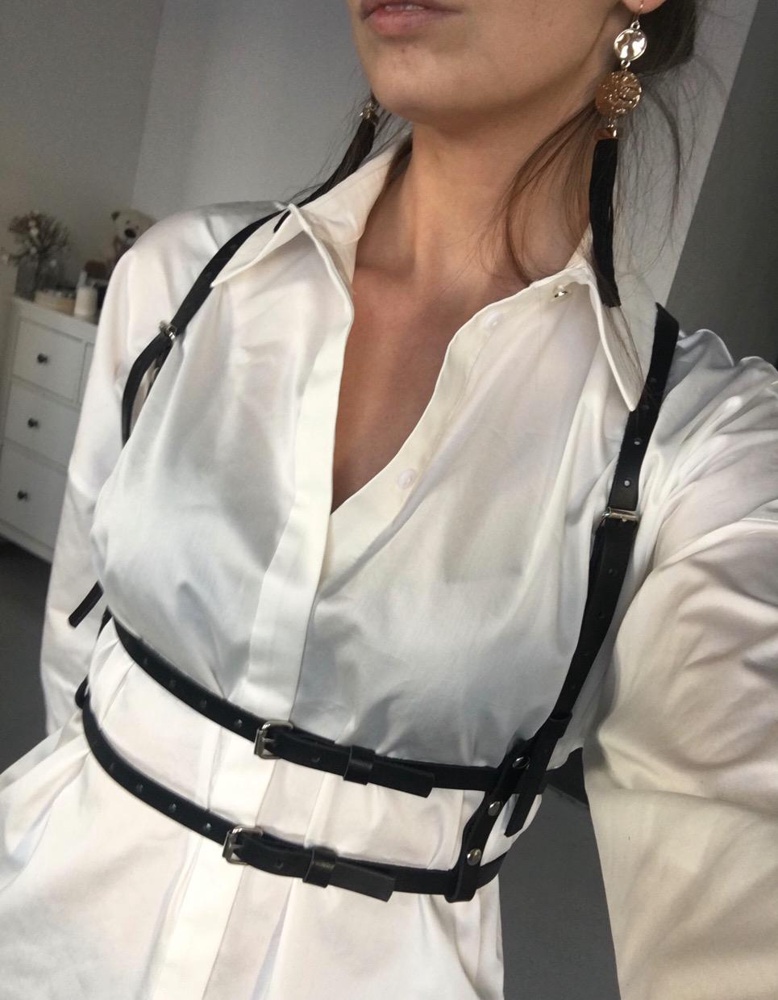 Портупея огонь!))) хорошее качество, ничем не пахнет, очень сексуально выглядит практически с любым образом))