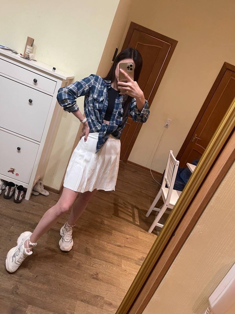 В восторге от юбочки 😻 ткань приятная и гладкая, легкая, но не просвеяивает , на лето просто супер !! Шортики приятные, 
Рекомендую!!! С кедами, с каблуками можно носить) У меня рост 170. Не короткая, отличная!