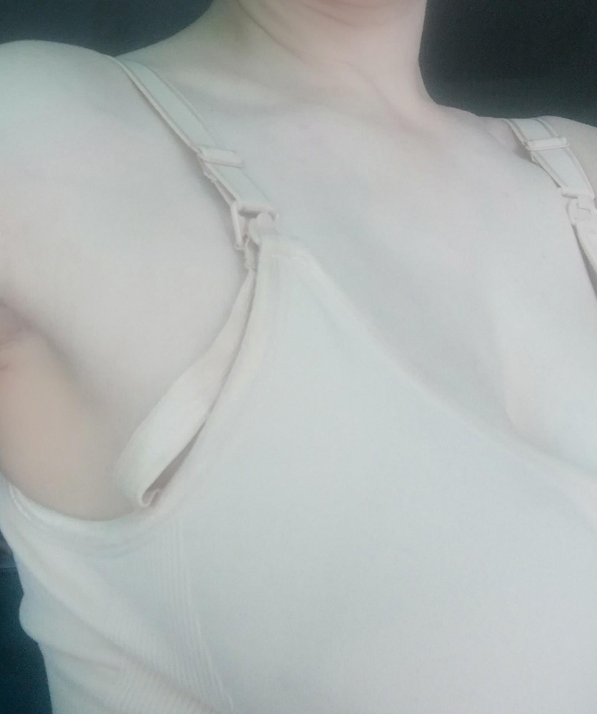 Бюстгальтер рекомендую несмотря на один минус (о нем далее).
Пришёл в фирменной коробочке плюс пакетик ВБ, в полной комплектации - бюст и вставка.
К телу приятный, как и хотела цвет темнее телесного, чтоб под белой одеждой не видно было.
Крючки весьма крепкие на чашках, но потренироваться и кормить удобно. 
Немного плющит грудь, но вставка решает этот вопрос. Размер ог 91.
Минус - откровенно слабая резинка, которая должна удерживать лямку, из-за чего последняя сваливается с плеча при кормлении в некоторых позах. Резинка просто растянулась от шва и пошла стрелками за 2 недели носки (фото прилагаю). Если подтянуть саму лямку, то грудь прижимает, дискомфорт.
Производитель, обратите внимание пожалуйста на этот нюанс! 
Звезду не снимаю тк во всем остальном только хорошее впечатление - и товар по ожиданиям, и доставка.