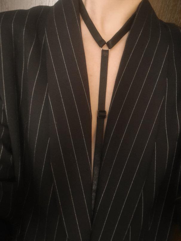 Супер!! Категорически всем советую. Брала под пиджак и просто счастлива от этого вида. Даже рубашку не буду надевать. Смотрится стильно и элегантно. Портупея прям как на фото и в описании. Спасибо за ваши старания, буду ещё заказывать! 