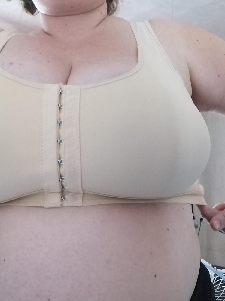 Приобрела этот топ не с первого раза. Очень тяжело  сориентироваться в размере. Ношу лифчики без косточек, давно искала что-то удобное . Очень помогли грамотные отзывы. Девочки, пожалуйста пишите свои параметры и выкладывайте фото, очень поможете другим! При правильно подобранном размере, грудь из под лифчика не вываливается, сверху не выпирает.  Мои параметры:  ОГ 123 см, ОПГ 98 см. Сначала заказала 5 размер. Большеватый, отказ. Потом заказала сразу 4 и 3. выбрала 3 и не ошиблась. Теперь о топе :1. Очень для меня удобный, брители широкие и не сваливаются. 2. Да синтетика, но комфортная, плотная, хорошо держит. Хотя если заниматься в нем спортом, тяжёлую грудь хорошо не удержит, но поддержит. В отличие от бюстгалтеров с косточками, грудь не приподнимает, а немного расплющивает. Но я была к этому готова, для меня это не недостаток. Что бы хотелось в нем исправить: немного сделать резинку под грудью пошире, а то закатывается под грудь, ещё крючки у лямок добавить, а то они длинноватые.