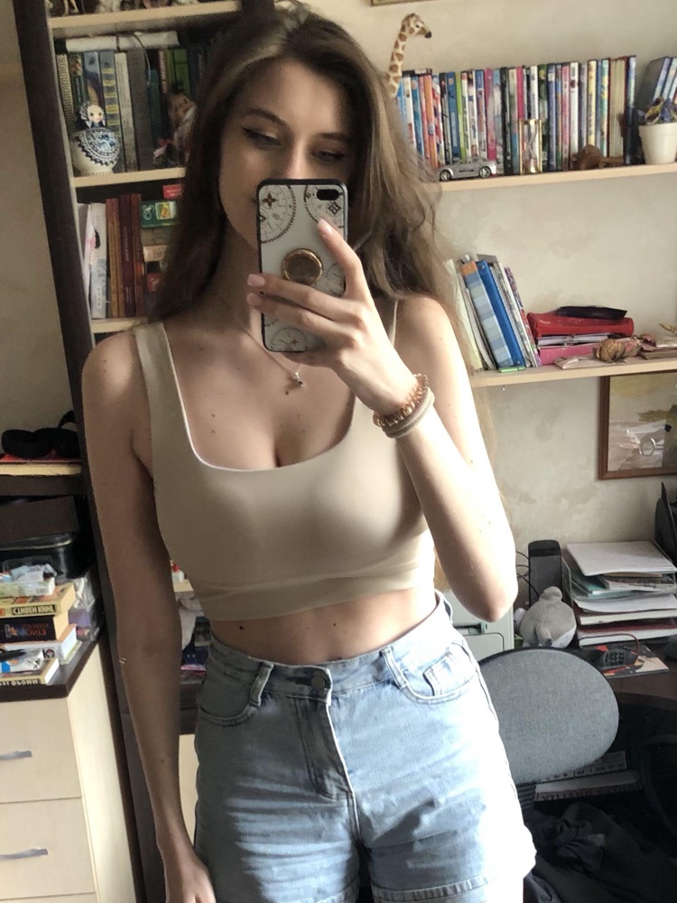 Топ очень хорошо сел даже на грудь чашки D-F. Брала себе размер L. Хорошая поддержка, мягкий, удобный. 