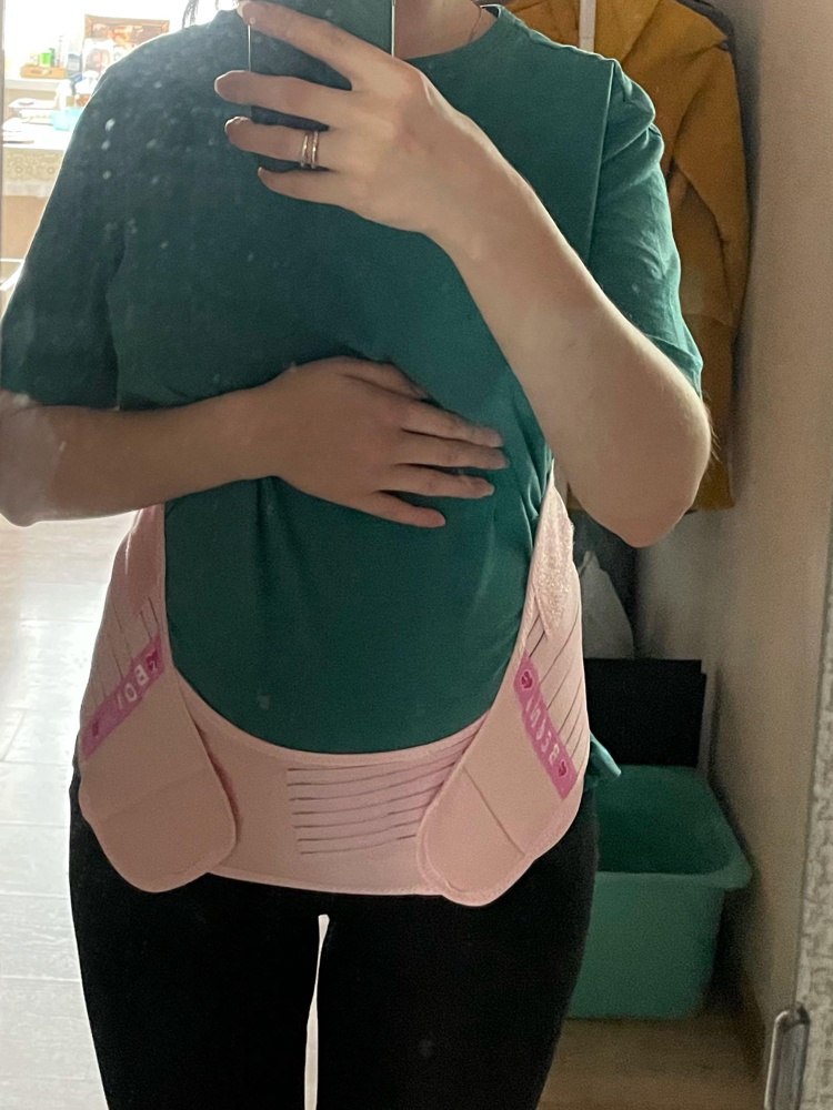 Бандажом я довольна! На небольшом сроке можно пользоваться только поддерживающим элементом-он хорошо регулируется и по мере роста животика не станет мал. Корсет ОТЛИЧНО СНИМАЕТ НАПРЯЖЕНИЕ! Для меня это крайне важно, т.к боли уже появились на 17 неделе, живот небольшой. Ни массаж, ни подушка доя беременных это не облегчают. Только правильная фиксация спины! Держать ее помогает корсет. Резинка поверх живота - скорее для бОльшего срока беременности будет актуальна.