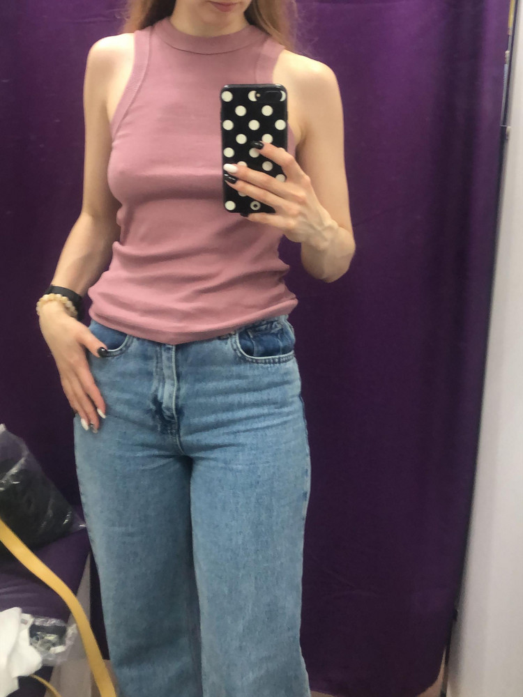 Довольна майкой. Именно как хотела. Качество достойное. Ещё не стирала как поведёт себя после стирки не знаю. 