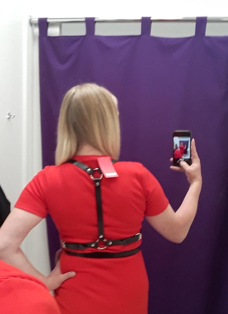 Отличная вещь.сделано аккуратно с лицевой и с обратной стороны,зацепок не оставляет