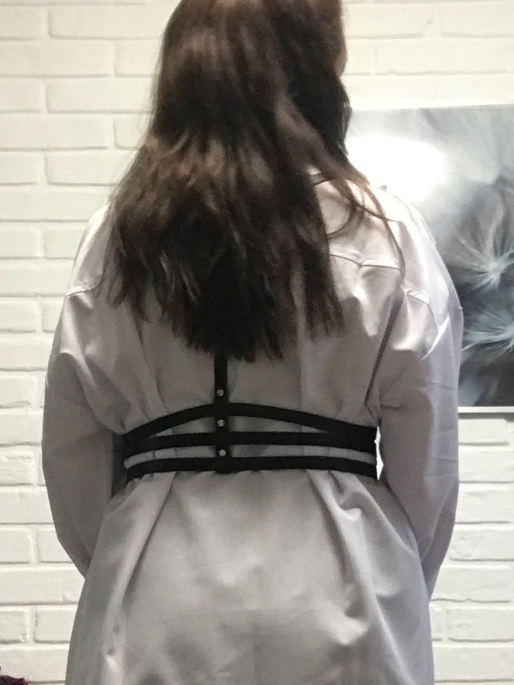 Очень понравилось, как подчеркивает грудь и талию. Села великолепно. И как бы да: на размер маломерит. На свой 42-44 взяла 44-46 - село как на модели.