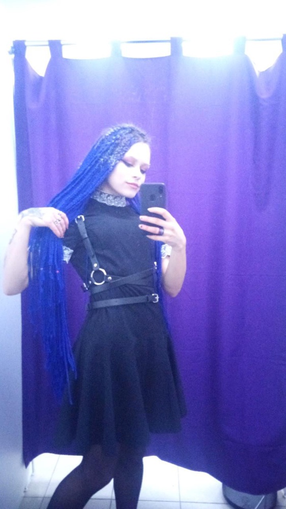 Портупея огонь. Я правда не сразу поняла как одевать , а оказалось, что надо просто одеть как рюкзачке лямки и нижними ремешками "обмотаться". Она пережила рейверский концерт и с ней не случилось ровным счётом ничего. Выглядит стильно очень. И здорово, что на мой детский разметчик подошло. Был небольшой запах, но не критично, он быстро выветрился. Вобщем, штука отличная. Рекомендую к покупке🤗