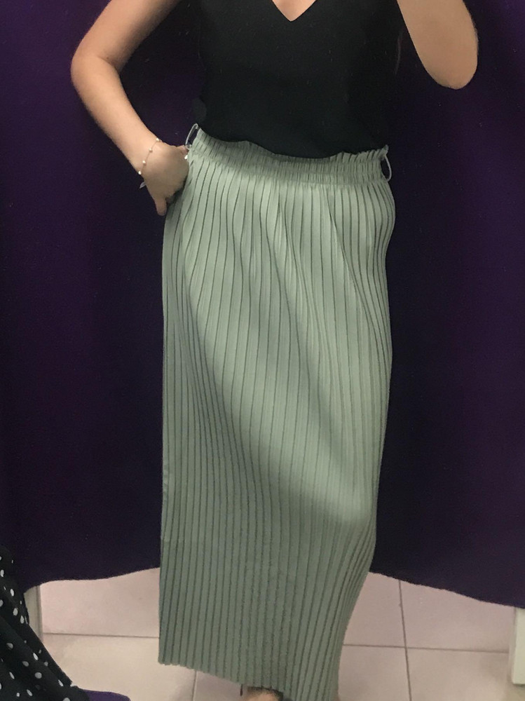 В жизни светлее, чем на фото. Красивая, но не взяла, сзади некрасиво мешком топорщится.