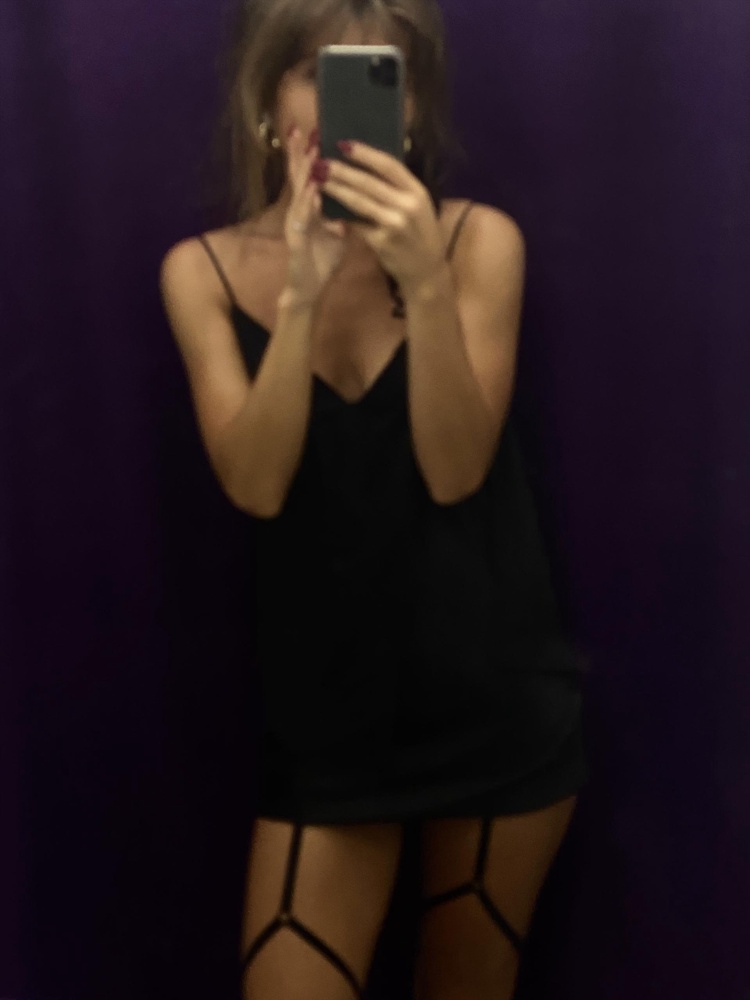 За 250 рублей пойдет, Коробка «в шоке» приехала😁 но блин..это же вайлдбериз, что вы хотите. мне нравится, что кольца(крепления) чёрные и в одном оттенке с бретелями..и нравится , то что гартеры тонкие ..торчащие ниточки убираются легко (я зажигалкой убираю) можно ножницами.