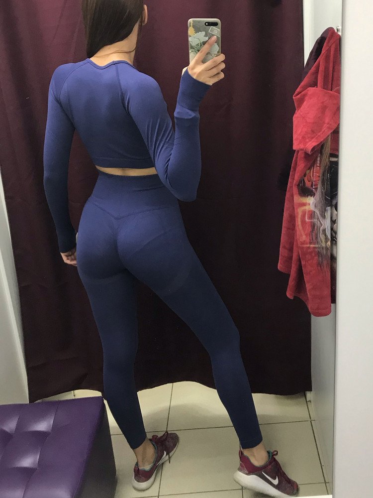 На рост 173, параметры 76/60/98, широкие плечи и длинные руки костюм мал. Особенно топ. Очень тянет в рукавах, впивается шлёвка для пальца. Лосины получше, но вызывает сомнение эта сборка на ягодицах, есть чувство что при занятиях она может легко разойтись. Поэтому отказ. Ткань достаточно плотная, не сильно, но тянется. 