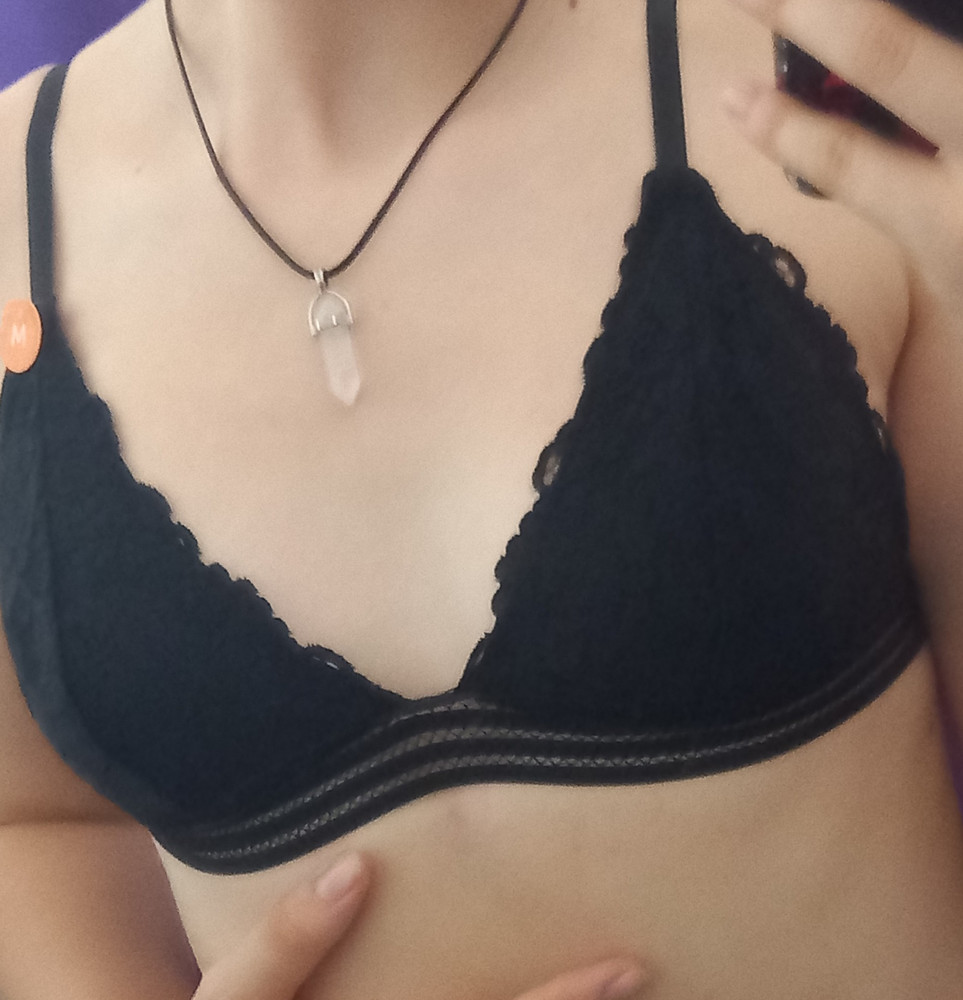 он просто суперский, за 350 р это нереально. сидит хорошо, качество отличное, ещё там есть отверстия для чашечек