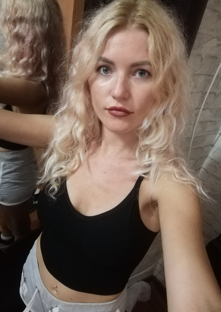 Брала за 278р. Дышать в нем тяжело, тугой, кожа не дышит. Но смотрится неплохо.