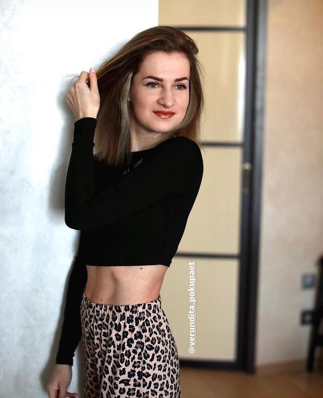 Он чудеснейший!😍 Нежнейшая ткань, хорошо тянется, уютный и комфортный. Ношу 42, взяла 44, сел идеально👍🏼 Верх облегающий, штаны широкие, свободные.