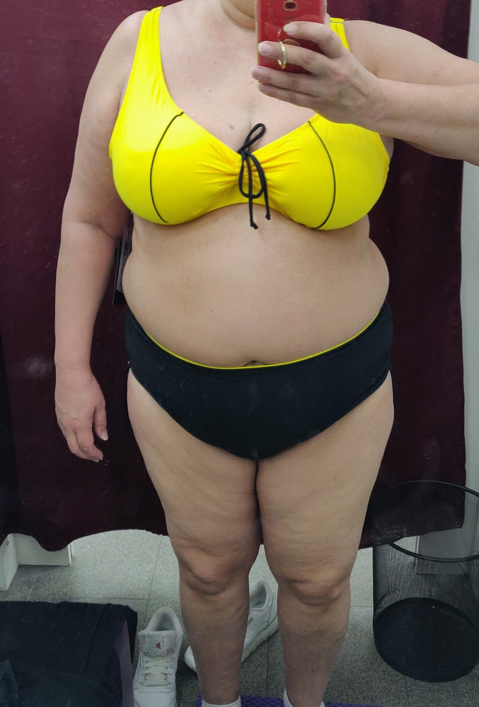 Кто носит повседневный лиф 90D и больше, этот купальник вряд-ли подойдёт. Лиф купальника слишком эластичный и не держит большую грудь. Регулировка не помогает. 

А вот Плавки отличные, купила бы их отдельно))

Мой размер: верх 56, низ 58.

На фото: 
1.Лиф цвета Тиффани, мятный, бирюзовый. (56 размер производителя)
2. Лиф жёлтый (58 размер производителя)

Для груди средних и малых размеров, купальник подойдёт больше.

Очень жаль. Отказ